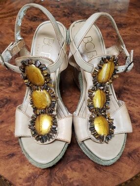 BCBG Tan Leather T-Strap Wedge Sandals with Gold Bead Accents Sz.6